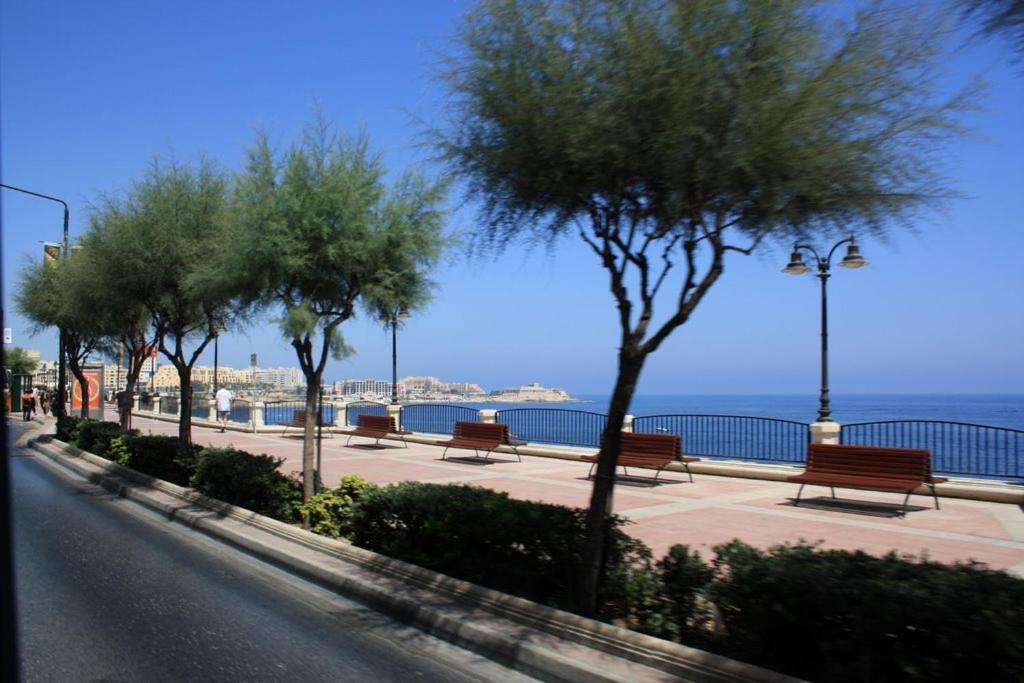 Chic 2Br Penthouse Steps From The Promenade Apartamento Sliema Exterior foto